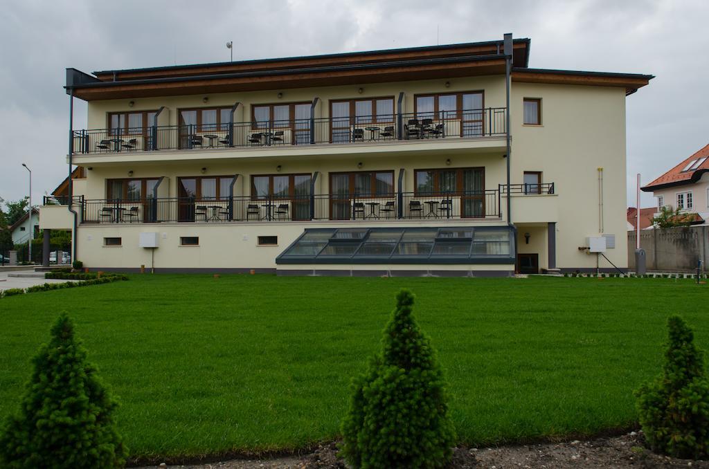 Simbad Hotel & Bar Superior Mosonmagyaróvár Exterior foto